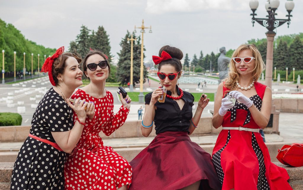 Lata 80 – moda pełna odwagi i kolorów